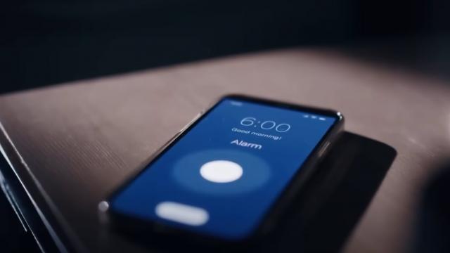 <b>iPhone-urile au probleme cu alarmele de trezire setate din aplicaţia Clock; Apple recunoaşte bug-ul!</b>Apple are o problemă serioasă care îi va afecta pe cei mai somnoroşi dintre utilizatorii produselor sale. E vorba despre faptul că soneriile setate pe iPhone la o anumită oră... nu sunau. Apple a recunoscut neajunsul şi află mai jos ce se întâmplă şi care