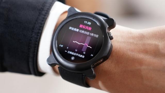 <b>OPPO Watch X2 va primi monitorizare a tensiunii arteriale, apare în prima fotografie hands on</b>Monitorizarea tensiunii arteriale e una dintre cele mai dorite funcţii pe ceasurile inteligente, deoarece ţine sub control hipertensiunea şi pe termen lung poate salva vieţi. Azi aflăm că şi OPPO va lansa un produs cu această dotare