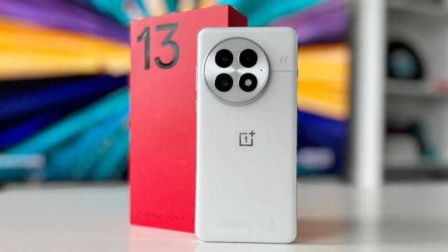 <b>OnePlus 13 a primit o actualizare importantă: umblă la cameră şi AI</b>OnePlus 13 de abia a debutat în Europa şi deja primeşte o actualizare importantă. E vorba despre o actualizare software, care aduce suport pentru Google Gemini Nano şi îmbunătăţiri legate de cameră