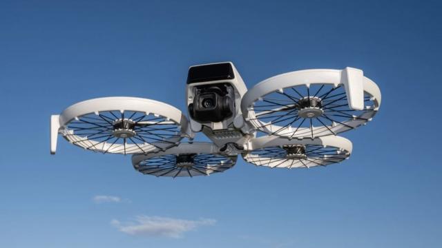 <b>DJI Flip a debutat: drona compactă cu senzor LiDAR şi filmare 4K la 100 FPS</b>Zilele acestea nu sunt doar despre lansări de telefoane, ci şi despre lansări de drone, cum e cazul noii DJI Flip. Noul produs este compact, uşor şi puternic, putând filma în 4K la 100 FPS. Are şi design pliabil. DJI Flip adopta simplitatea unui DJI Neo