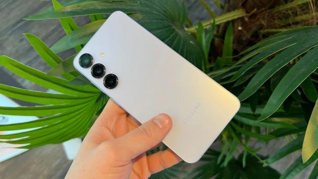 <b>Samsung Galaxy S25+ Video Hands-on: Varianta mai mare de S25, mai colorată și gata de consum video, gaming </b>Nu vrei Galaxy S25 pentru că este prea mic, dar nici Galaxy S25 Ultra pentru că este prea mare sau mai scump decât bugetul îndreptat spre achiziția unui nou smartphone? Atunci nu îți rămâne decât să îl alegi pe Samsung Galaxy S25+