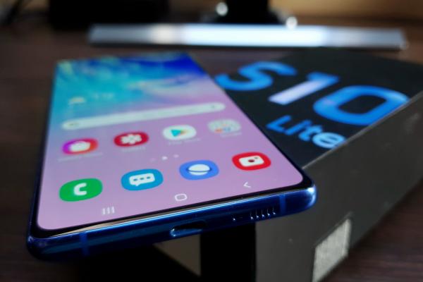 Samsung Galaxy S10 Lite Unboxing: avem şi Snapdragon, cameră Macro, design mai Lite
