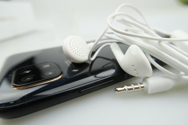 Huawei P40 Lite: Acustică pe bază de difuzor singular, foarte „gălăgios” la jocuri