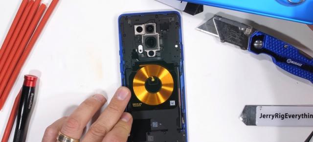 OnePlus 8 Pro este desfăcut în faţa camerei de JerryRigEverything; Bobina de încărcare wireless arată impresionant (Video)