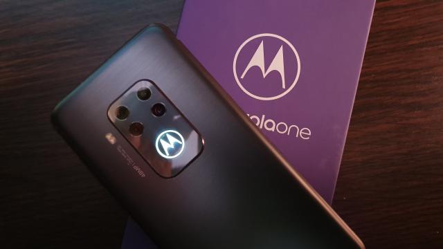 <b>Motorola One Zoom: Conectivitate bună pentru midrange, 3 microfoane şi viteze OK</b>Motorola a inventat telefonul mobil, îmi place să vă amintesc asta uneori, pentru a cunoaşte exact despre ce vorbim. Telefonul are un speaker bine ascuns pentru convorbiri şi vine cu suport pentru WiFi dual band, Bluetooth 5.0, NFC şi radio FM. Are jack..
