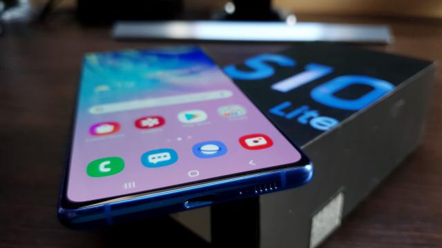 <b>Samsung Galaxy S10 Lite Unboxing: avem şi Snapdragon, cameră Macro, design mai Lite</b>Samsung şi-a lansat tripleta tradiţională în 2019, cu S10, S10e şi S10+. Teoretic în loc de S10e ar fi trebuit să avem un S10 Lite, care a sosit decalat, la început de 2020, ca o modalitate pentru Samsung de a experimenta cu camere Macro