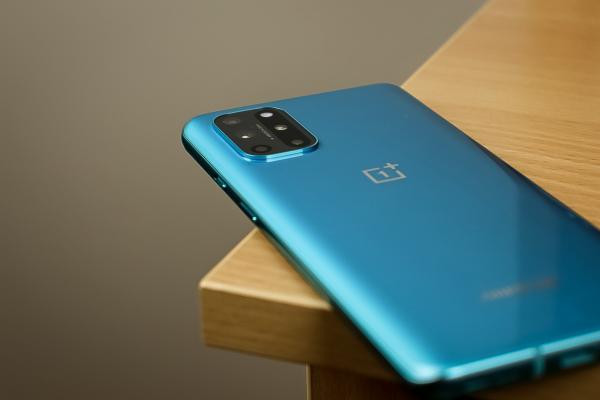 OnePlus 8T: Design ergonomic, foarte comod şi bine construit