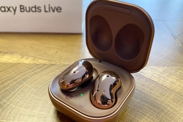 Samsung Galaxy Buds Live Review: cumpără-le pentru bas şi volum, dar atenţie la design! (Video)