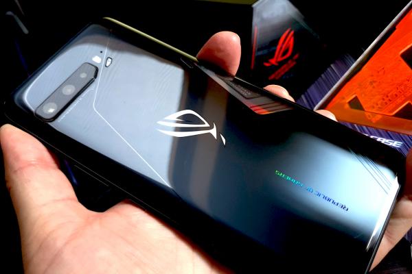 ASUS ROG Phone 3: Baterie fantastică la playback video, fără egal pe piaţă