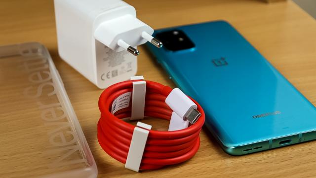 <b>OnePlus 8T: Baterie de cursă lungă şi foarte lungă</b>OnePlus 8 a avut o baterie fantastică, care mergea şi mergea şi mergea şi nu se mai oprea. A fost efectiv greu să facem testele de baterie, ne-a paralizat workflow-ul o perioadă. Aşteptări mari pentru OnePlus 8T deci... Vine cu o baterie cu capacitatea..