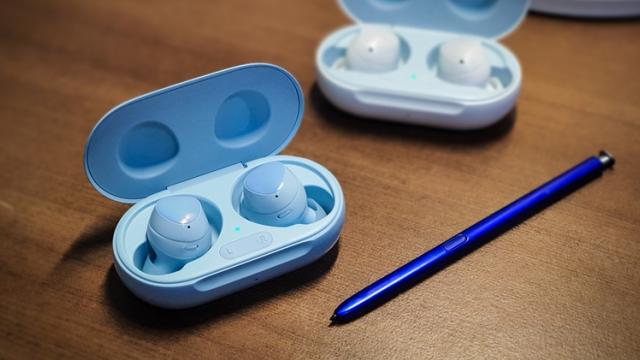 <b>Următoarele căști wireless TWS de la Samsung se vor numi Galaxy Buds Pro </b>Weekend-ul ne aduce detalii și despre următoarele căști wireless TWS pregătite de către Samsung, model așteptat să debuteze alături de seria de telefoane Galaxy S21 în  perioada ianuarie-februarie