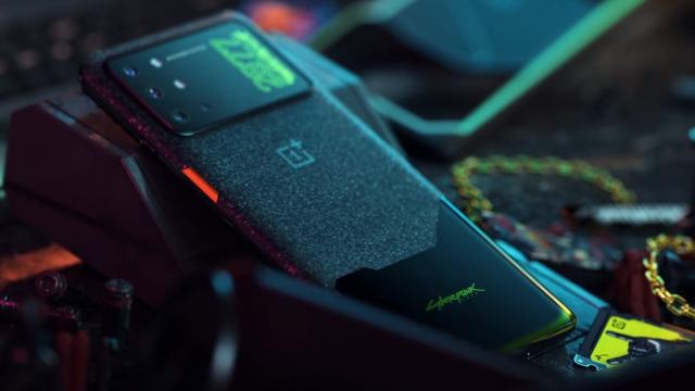 <b>OnePlus 8T Cyberpunk 2077 Edition ajunge la vânzare în România; Iată cât costă telefonul ediție specială</b>Companiile din lumea smartphone nu încheie colaborări doar cu firme ce activează pe piața auto, ci și cu producători de jocuri. Cel mai nou exemplu este colaborarea dintre OnePlus și CD Projekt RED 