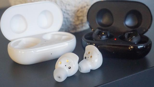 <b>Samsung Galaxy Buds Pro primesc certificări FCC și SGS; Aflăm detalii despre carcasă și capacitatea bateriilor</b>Samsung se pregătește de lansarea noii serii de flagship-uri Galaxy S21 la începutul anului viitor. Se zvonește că alături de noul lineup vom vedea și noua generație de căști True Wireless - Galaxy Buds Pro. Aflăm astăzi că acestea ar fi primit recent