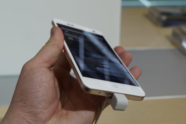 MWC 2017: ZTE Blade V8 Mini hands on - cameră duală pe un format mai compact de smartphone (Video)