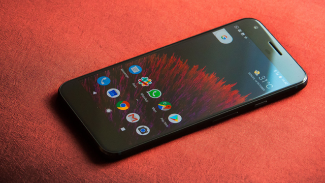 <b>Google lucrează la un telefon low-cost ce nu va face parte din seria Pixel; ar putea introduce și un chipset propriu</b>De curând am aflat din partea lui Rick Osterloh (senior vice-președinte al departamentului hardware Google) faptul că firma sa nu are în plan lansarea unui smartphone Pixel de buget, această gamă urmând a fi destinată doar smartphone-urilor premium. De