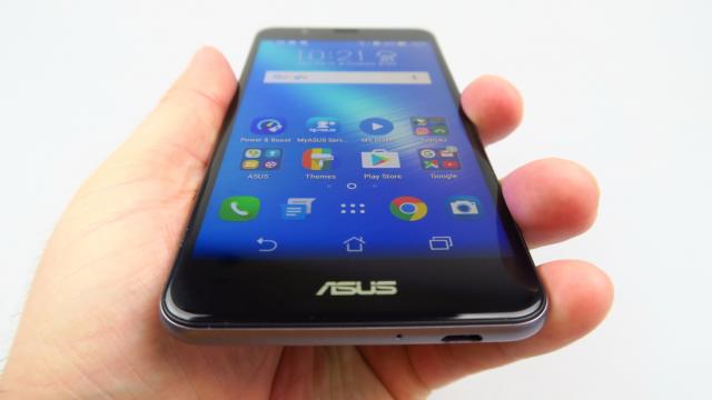 <b>ASUS ZenFone 3 Max Review</b>A trecut fix un an de când am testat ASUS ZenFone Max şi a venit momentul ca succesorul său să prindă aceeaşi perioadă primăvăratica pentru teste. Cu ASUS ZenFone 3 Max am făcut cunoştinţă în octombrie, odată cu debutul lui ZenFone 3 şi îl aşteptam de..