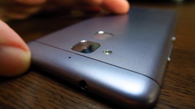 <b>ASUS ZenFone 3 Max: Design mai arătos decât predecesorul</b>De foarte, foarte multe ori producătorii de terminale de tip battery phone vor recurge la designuri mai degrabă utilitare decât arătoase. ASUS ZenFone Max cu siguranţă nu a câştigat vreun titlu pentru design, dar ZenFone 3 Max remediază acest lucru..