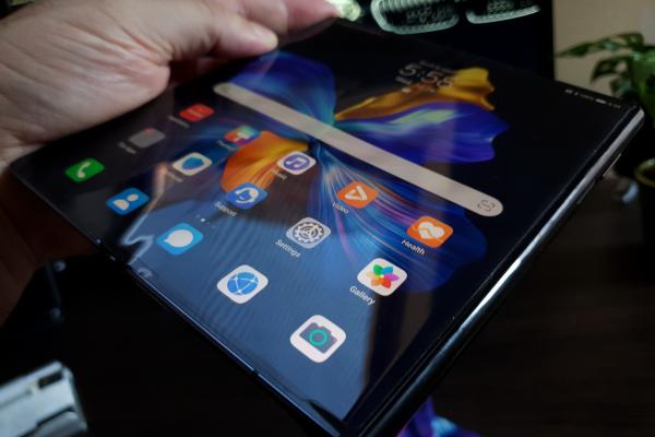 Huawei Mate XS review după o lună de utilizare: pliabilul business care te scapă de extra dispozitive