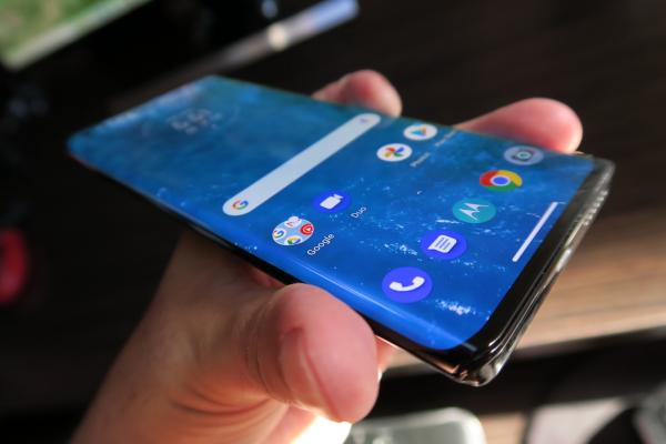 Motorola Edge+: Acustică stereo cu tehnologie Waves, volum destul de generos