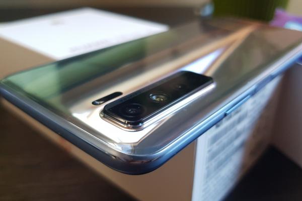 Huawei P40 Lite 5G: Design solid, cu spate din sticlă în degrade