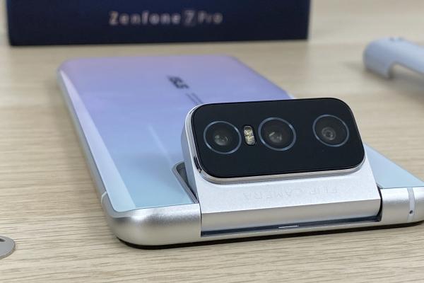 ASUS ZenFone 7 Pro Unboxing: noul flagship ASUS este aici, cu o nouă cameră rotativă, 2 huse la pachet