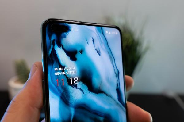 OnePlus Nord: Design generic, chiar banal, culoarea poate să îţi fure totuși privirea