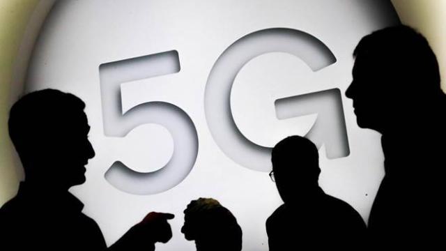 <b>Ce poate pierde România dacă adoptă noul proiect de lege 5G: 9 miliarde euro, mii de locuri de muncă</b>După amânări de luni devenite trimestre şi semestre, în care ANCOM şi autorităţile locale nu au dat vreun semn că ne vor duce mai aproape de implementarea 5G, lucrurile au început brusc să se mişte pe 4 august 2020. La acea dată a apărut brusc un Proiect 