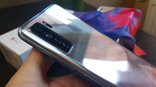 <b>Huawei P40 Lite 5G Review detaliat în limba română (Cel mai puternic super-high-midrange 5G de pe piață)</b>Huawei P40 Lite ne-a făcut o impresie excelentă la început de primăvară în acest an, iar Huawei a simţit că telefonul a fost bine primit şi a creat şi un... spinoff, un model derivat. E vorba despre Huawei P40 Lite 5G, oficial cel mai ieftin telefon 5G..