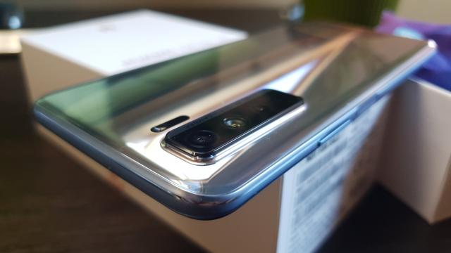 <b>Huawei P40 Lite 5G: Design solid, cu spate din sticlă în degrade</b>Huawei P40 Lite a avut multe puncte atractive, dar pe negru atrăgea multe amprente şi corpul din plastic era predispus la zgârieturi. Huawei P40 Lite 5G rezolvă neajunsurile, punând la bătaie un spate din sticlă