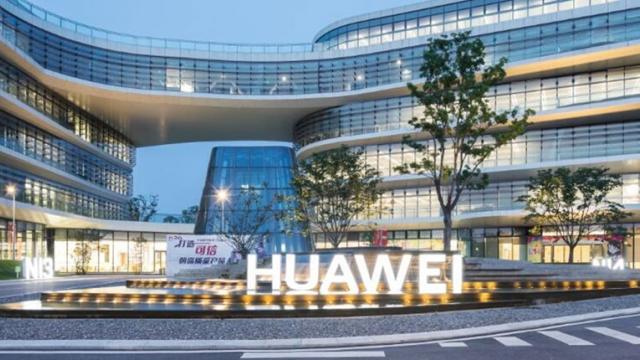 <b>Huawei anunţă planurile din România pentru a doua jumătate a anului 2020 ; Are o cotă smartphone de aproape 30%</b>Huawei Consumer Business Group a încheiat primele 6 luni ale anului 2020 cu rezultate financiare pozitive, având o creştere constantă de la începutul anului. Compania are o cotă de piaţă de 30% în zona 