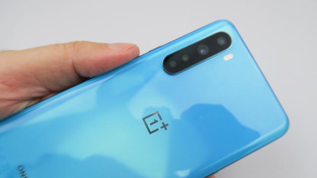 <b>OnePlus Nord, review în Limba Română (Cea mai bună opțiune în segmentul super-high-midrange)</b>Greu de crezut că o companie atât de populară ca OnePlus îşi începea existenţa în 2014. Pe atunci apărea OnePlus One şi lua cu asalt piaţa smartphone, inaugurând termenul de "iPhone Killer" şi concurând 