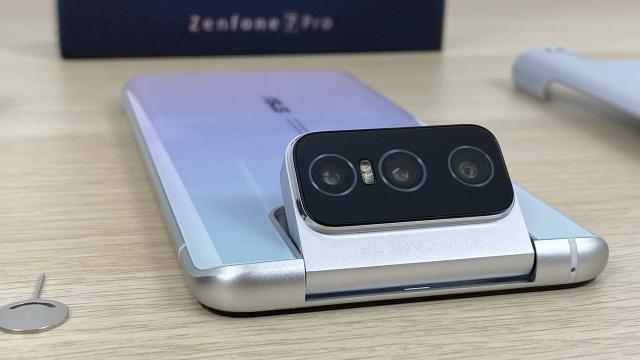 <b>ASUS ZenFone 7 Pro Unboxing: noul flagship ASUS este aici, cu o nouă cameră rotativă, 2 huse la pachet</b>ASUS ZenFone 6 a făcut senzaţie anul trecut, prin alegerea curajoasă de a renunţa la camera selfie în favoarea unei camere rotative principale, care devenea şi camera selfie. A mers pe ruta riscantă a camerei mobile