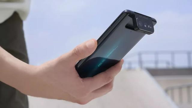 <b>ASUS ZenFone 7 este acum oficial; Flagship cu CPU Snapdragon 865, cameră foto rotativă și ecran AMOLED 90Hz</b>Finalul verii ne rezervă și lansarea flagship-urilor ASUS din a doua jumătate a anului, fiind vorba despre duo-ul de terminale compus din ZenFone 7 și ZenFone 7 Pro. Despre acesta din urmă v-am vorbit deja 
