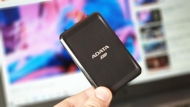 <b>Prezentare ADATA SC685: SSD extern ultra-portabil, mic cât o carte de credit și cu 1 TB stocare</b>După ce am testat purificatoare de aer, uscătoare de păr și multe routere, iată că astăzi am să vă prezint și un SSD portabil - produs pe care poate mulți dintre voi se gândeau pentru o achiziție viitoare