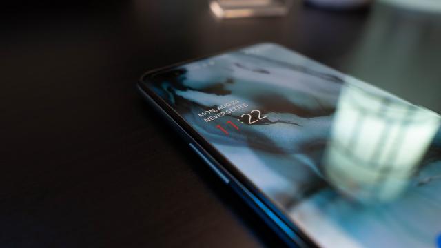 <b>OnePlus Nord: Baterie sub marii rivali super-high-midrange, dar totuşi foarte capabilă la playback</b>OnePlus Nord are o baterie de 4115 mAh şi nu o să vă mint, speram să văd măcar una de 4500 mAh aici. OnePlus a preferat totuşi să menţină o talie de 8.2 mm şi să nu meargă spre 9 mm. Avem şi încărcare la 30W cu promisiunea pe  hârtie de încărcare la 70% î