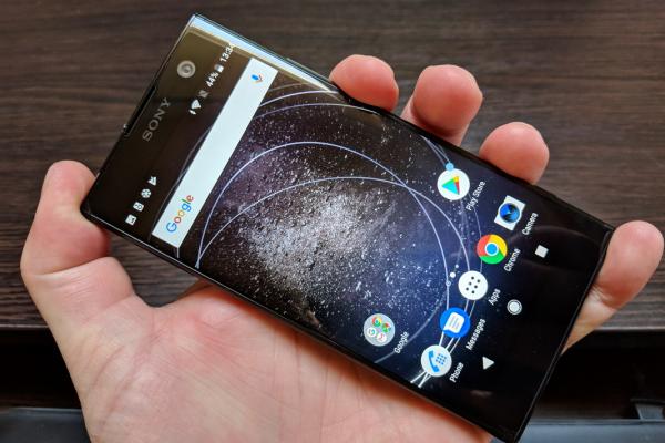 Sony Xperia XA2: OS, UI, aplicaţii tipice, între stock şi gloss