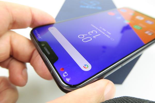 ASUS ZenFone 5 (ZE620KL) Unboxing: ASUS trece la breton, mult AI, telefonul vine cu bonusuri (Video)