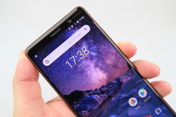 Nokia 7 Plus: Display inaugural 18:9, destul de luminos