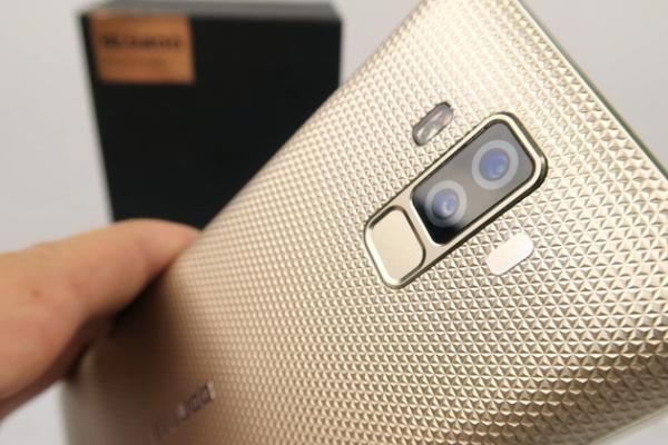 Bluboo S3 Unboxing: Scoatem din cutie mamutul de aproape 300 de grame, care îţi alimentează toate telefoanele (Video)