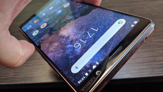 <b>Nokia 7 Plus Review</b>Nokia 7 Plus este starul ascuns de la MWC 2018 şi în ciuda faptului că Nokia 8 Sirocco părea să fie vedeta fashion phone şi Nokia 7 Plus a făcut o impresie bună, prin accentele sale de cupru. Terminalul a debutat împreună cu alte 4 telefoane la MWC..