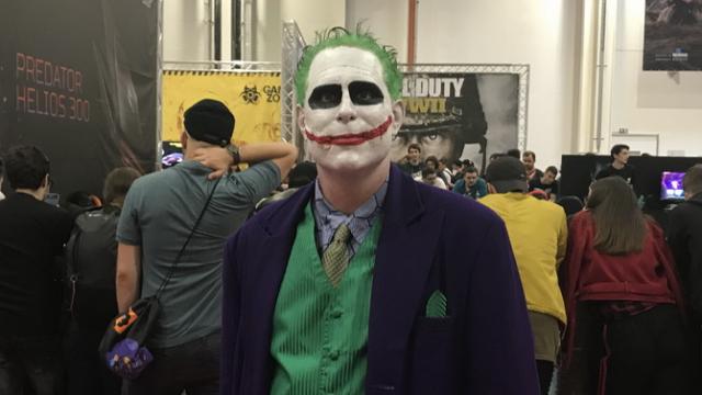 <b>Cum a fost la East European Comic Con 2018: mai mic, mai entuziast, mai multe concursuri</b>Weekend-ul 18 - 20 mai a fost marcat în București și de către evenimentul numit East European Comic Con 2018, show la care am participat personal. În cele 3 zile expozanții de la fața locului au încercat să atragă publicul prin diverse concursuri