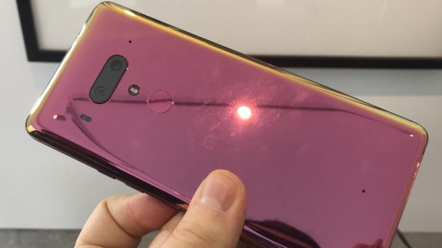 <b>HTC U12+ este aici; Iată primele impresii despre telefonul fără butoane fizice şi cu 4 camere</b>De-abia ce s-a lansat flagship-ul HTC U12+ și iată că avem deja un hands-on / preview pentru voi. Descoperiți din rândurile următoare, sau pe seama clipului de mai jos cu ce se laudă noul terminal al taiwanezilor și totodată aflați prețul
