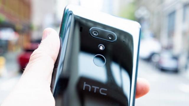 <b>HTC U12+ devine oficial cu procesor Snapdragon 845, cameră duală și acustică BoomSound</b>În această dimineață a sosit și lansarea smartphone-ului HTC U12+, un terminal din zona flagship care se remarcă printr-o serie de aspecte cheie pe care le puteți descoperi din rândurile de mai jos. Dispozitivul merge pe un design simplu și curat