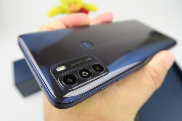 Motorola Moto G50: Design ergonomic, cu muchii plate şi spate lucios