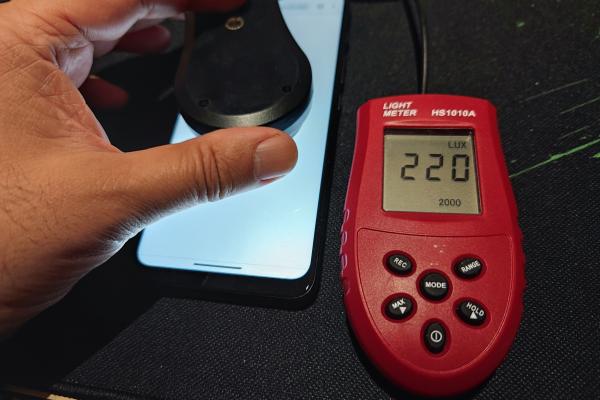 Luminozitate display Motorola Moto G50 și ecranul văzut la microscop