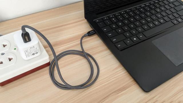 <b>Conectorul USB-C 2.1 a debutat oficial și permite încărcarea dispozitivelor la 240W! Spunem adio alimentatoarelor masive pentru notebook-uri</b>Astăzi a debutat versiunea 2.1 a USB Type-C, conectorul actual pentru telefoane, tablete, laptopuri și alte dispozitive. Se pare că acesta este capabil să încarce sau să alimenteze terminalele cu o putere de 240W, față de versiunea anterioară care suportă