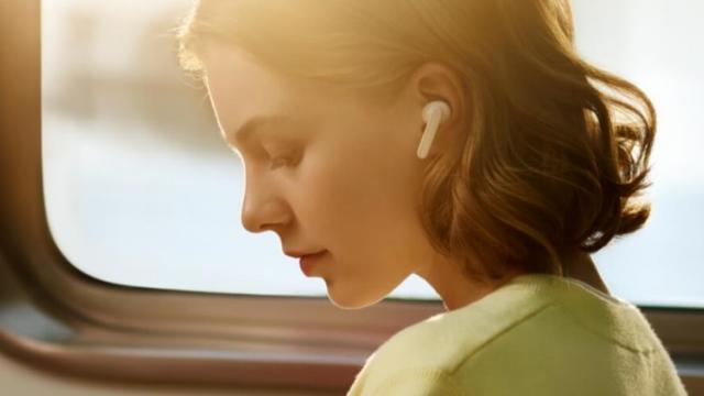 <b>Oppo lansează noile căști wireless Enco Free 2; Oferă ANC, acustică Dynaudio și autonomie de până la 30 de ore</b>Alături de noile telefoane Reno6 cei de la Oppo au anunțat ieri și debutul căștilor wireless Enco Free 2, model care vine la pachet cu o serie de noutăți importante, multe împrumutate de la varianta Enco X anterior lansată
