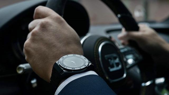 <b>Bugatti lansează colecția de smartwatch-uri Ceramique Edition One, ceasuri disponibile în doar 600 de unități</b>Un nume la care nu ne așteptam să își facă apariția în segmentul smartwatch era clar Bugatti, constructor auto exclusivist care se remarcă prin boliduri lansate în serie limitată la prețuri de milioane de euro