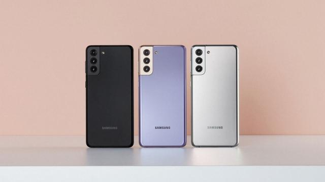 <b>[UPDATE: Avem imaginile la calitate superioară] Samsung Galaxy S21 FE apare în noi randări! Nuanțele în care va fi disponibil terminalul sunt dezvăluite</b>Se zvonește că Samsung va organiza un nou eveniment Unpacked pe 19 august. În cadrul acestuia compania sud-coreeană ar urma să anunțe flagship-urile din a doua jumătate a anului 2021. Este vorba despre cele două pliabile Galaxy Z Fold 3 și Z Flip 3