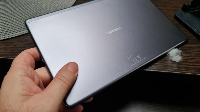 <b>Samsung Galaxy Tab A7 10.4 2020 (4G LTE): Hardware low midrange pe o tabletă de buget</b>Samsung Galaxy Tab A7 10.4 2020 (4G LTE) este o tabletă de buget, gândită pentru toate buzunarele. Cu toate acestea are o diagonală măricică, pentru că segmentul tabletelor de sub 10 inch a cam stagnat. Vine cu ecran TFT LCD de 10.4 inch, cu rezoluţie de